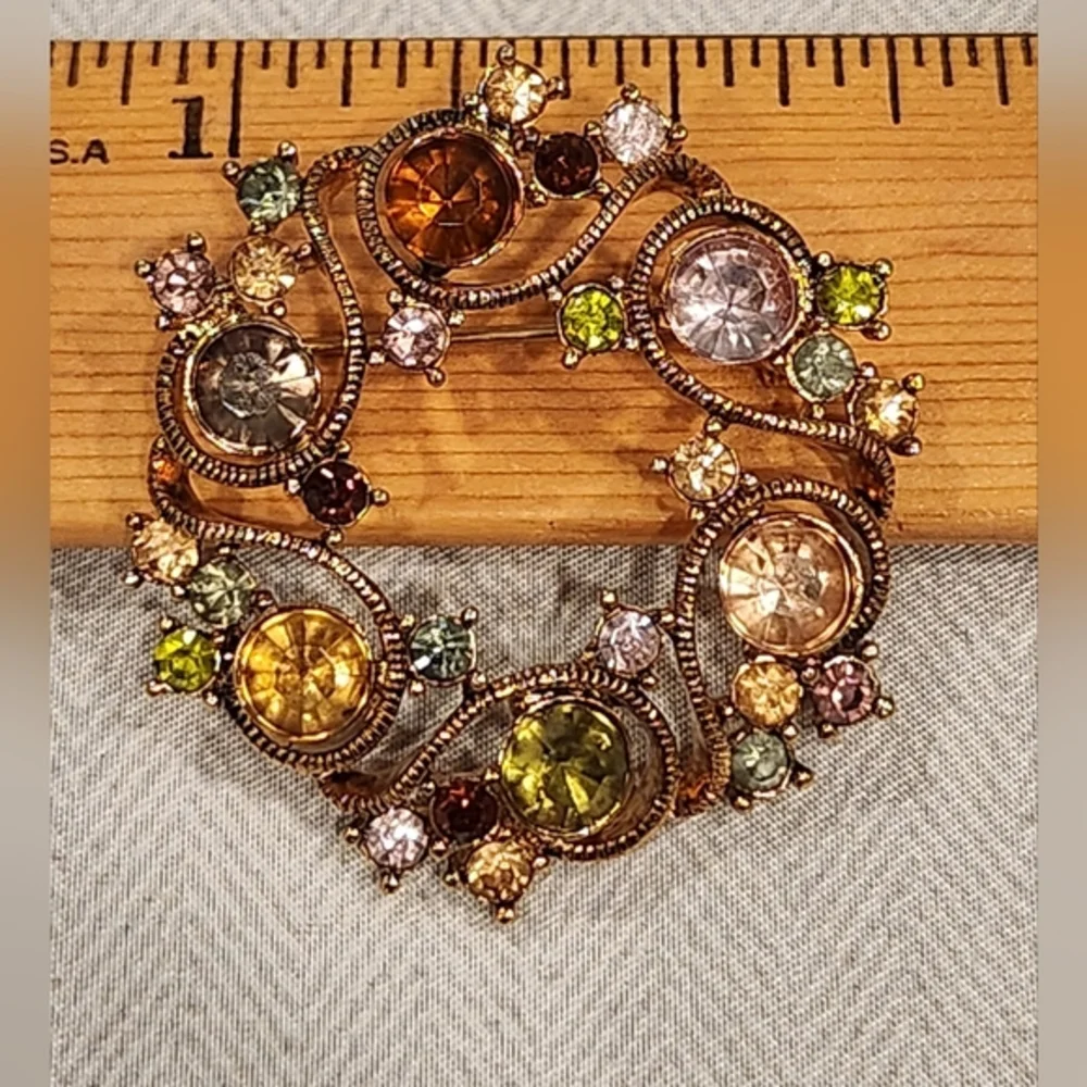 Lovely vintage Monet gold tone‎ multi colored rhinestone circle brooch